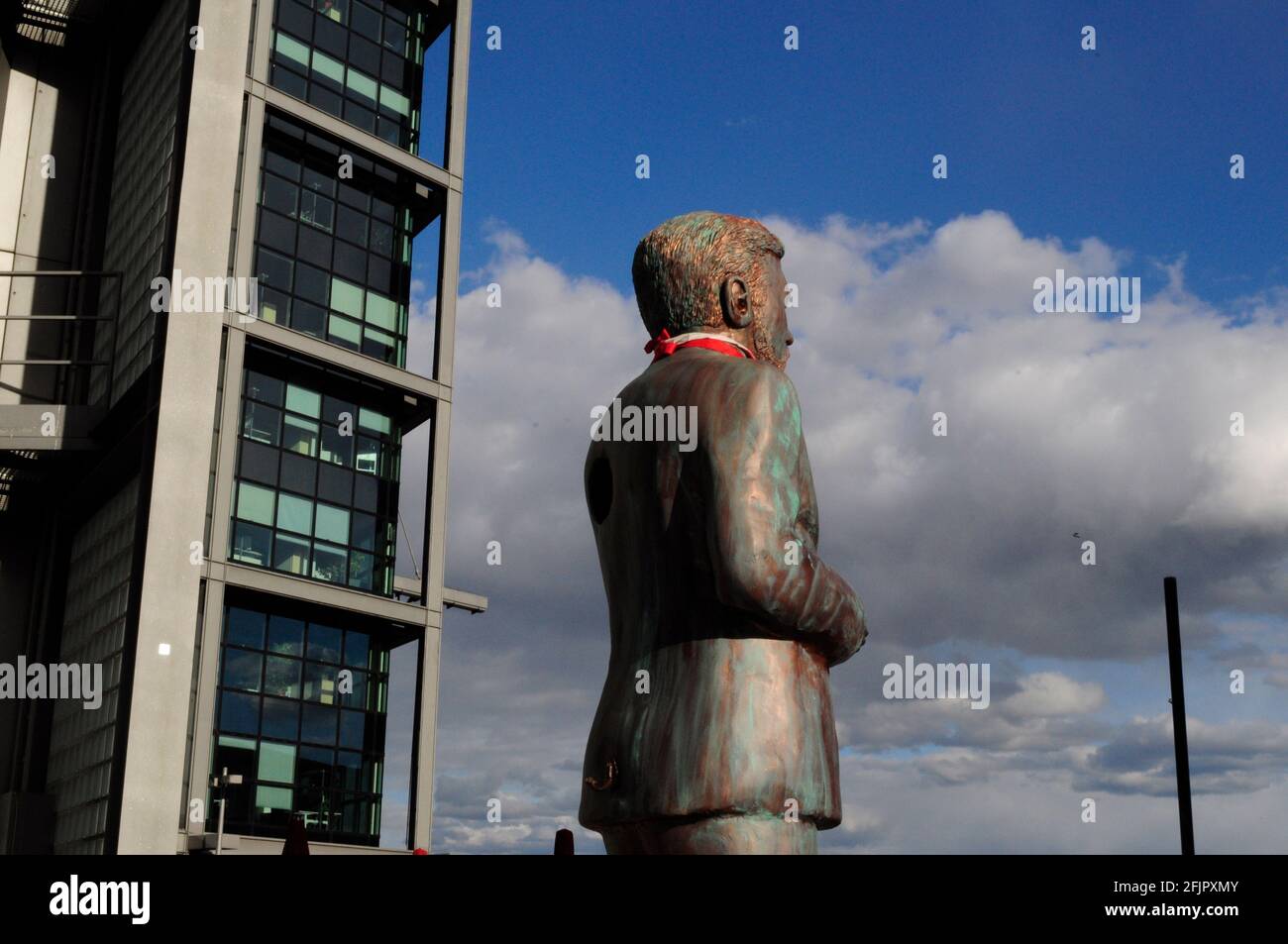 Eine überlebensgroße Statue am Hauptbahnhof zeigt den Entertainer Klaas HeuferUmlauf. Berlin 25