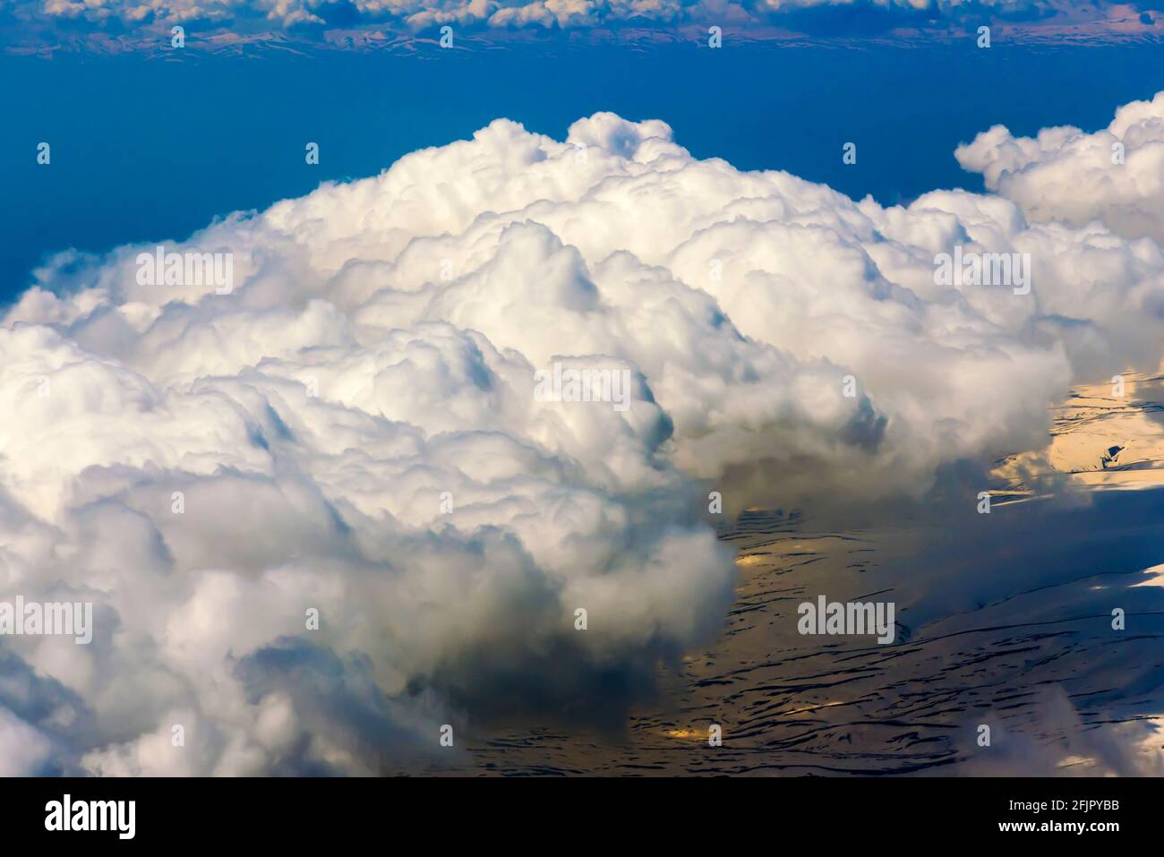 Luftaufnahme der Bergketten. Blick durch Wolken auf Berggipfel. Fantastische tolle Naturlandschaft. Für Hintergrund, Hintergrund oder Design Stockfoto