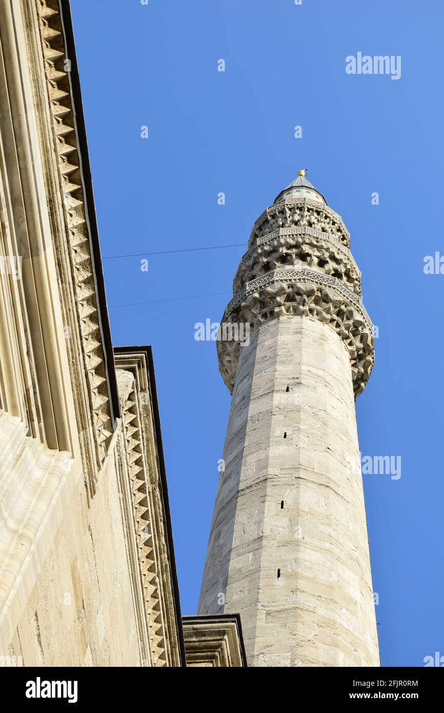Minarett der Suleymaniye Moschee (erbaut im 16. Jahrhundert) in Istanbul, Türkei. Ein wichtiges Beispiel osmanischer türkischer Architektur. Stockfoto