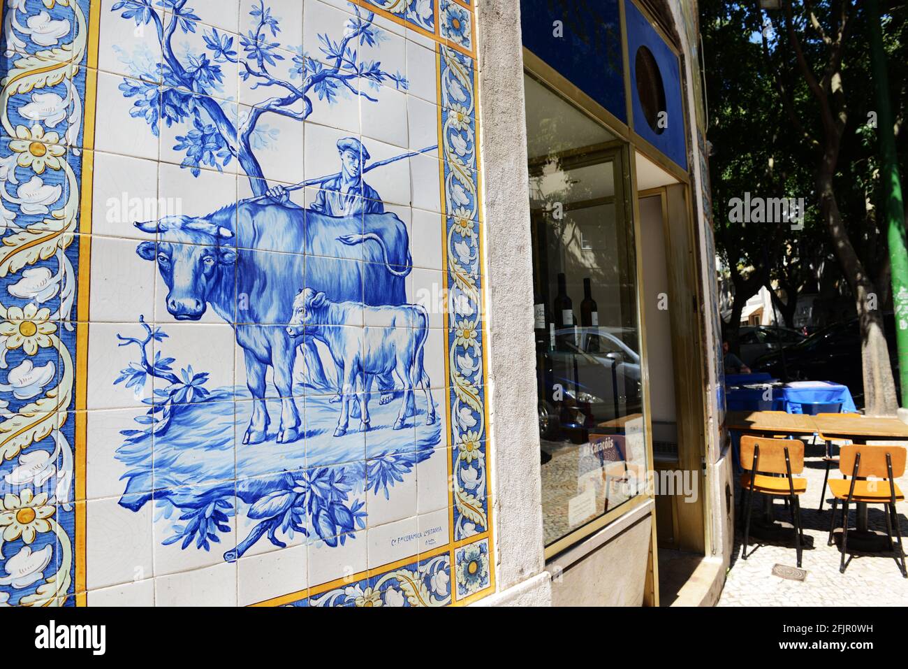 Portugiesische Keramikfliesen schmücken die Außenwand eines Restaurants in Lissabon, Portugal. Stockfoto