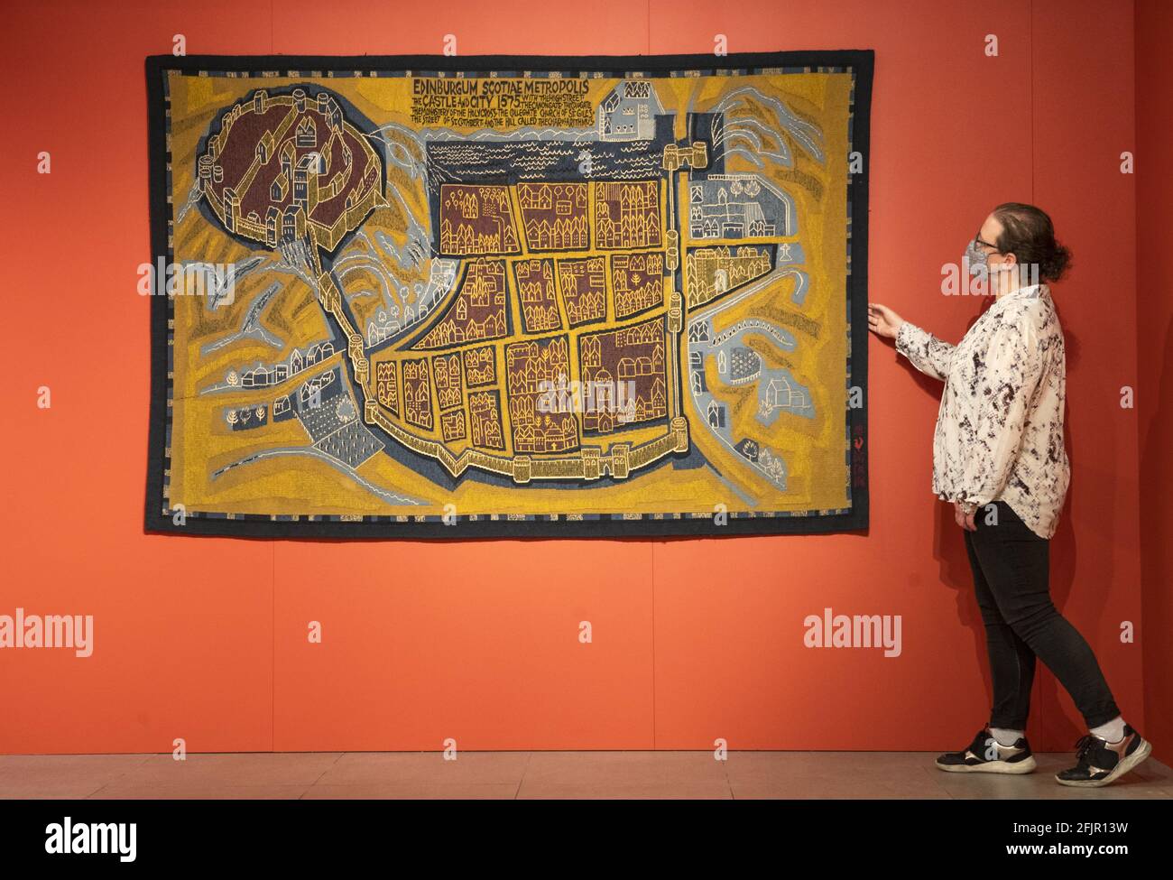 File photo dated 23/04/21 of Curator Kate Grayner wirft einen genaueren Blick auf den gewebten Wandteppich 'Edinburgh Castle (1966)' vor der Eröffnung der Ausstellung Archie Brennan: Tapestry goes Pop! In den Dovecot Studios in Edinburgh, die am Montag, den 26. April, zusammen mit Galerien und Museen im ganzen Land wieder eröffnet werden, da die Einschränkungen des Coronavirus nachlassen. Ausgabedatum: Montag, 26. April 2021. Stockfoto