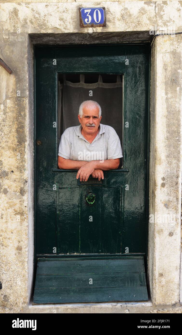 Porträt eines Portugiesen, der vor der Tür seines Hauses steht. Stockfoto