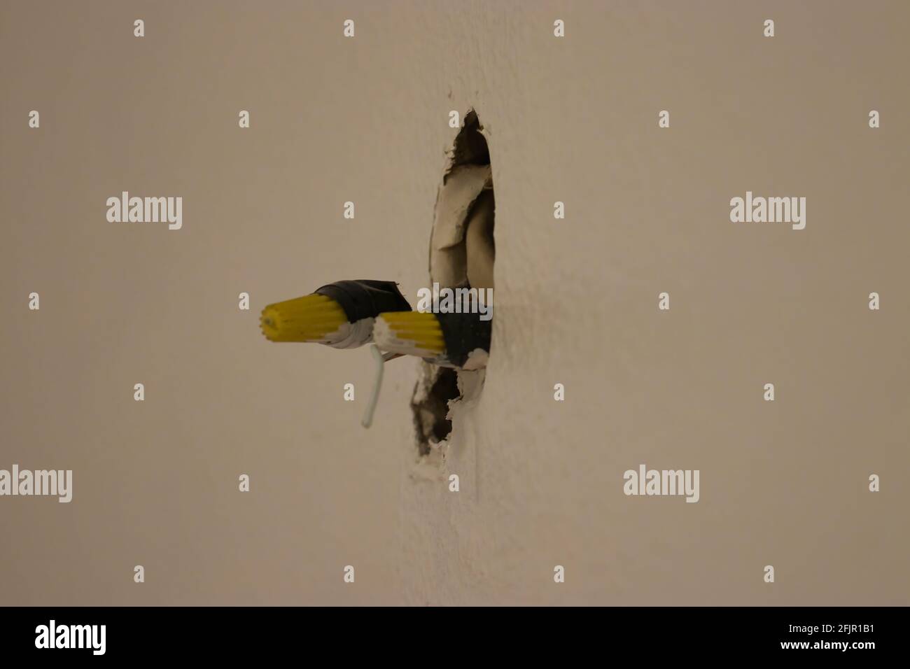 Abgedrähte Drähte, die aus einer Wand kommen Stockfoto