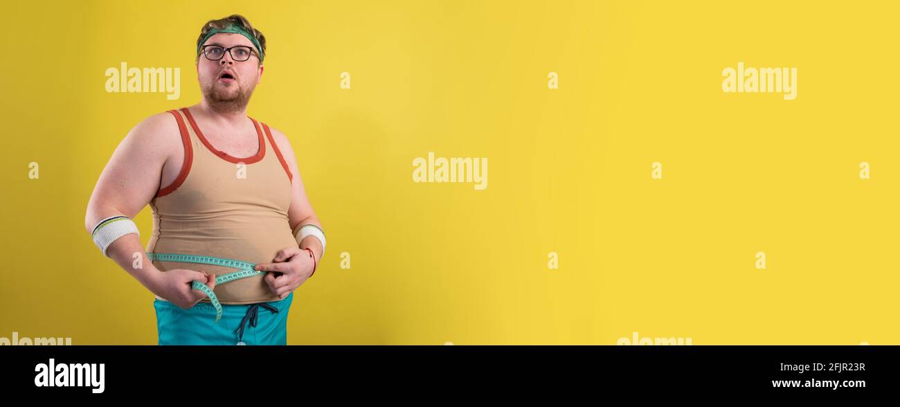 Funny Fat Mann in Sportbekleidung misst das Volumen. Gym Promotion Poster Stockfoto