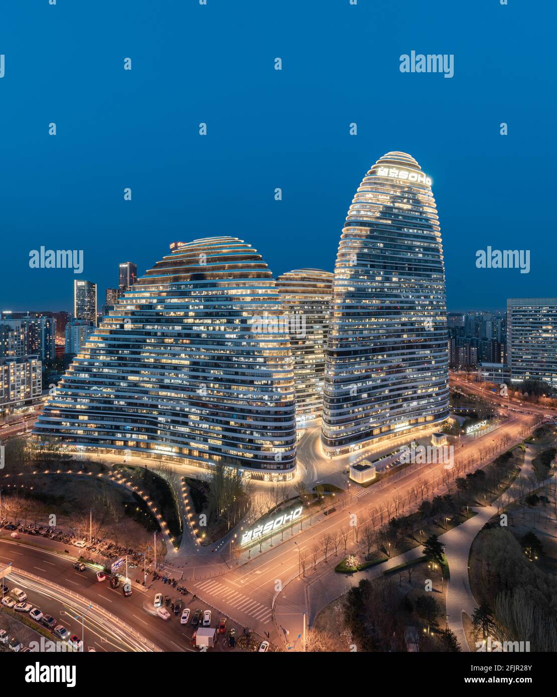 Luftaufnahme von Wangjing Soho bei Nacht, einem berühmten Wahrzeichen der Stadt peking, entworfen von Zaha Hadid Stockfoto