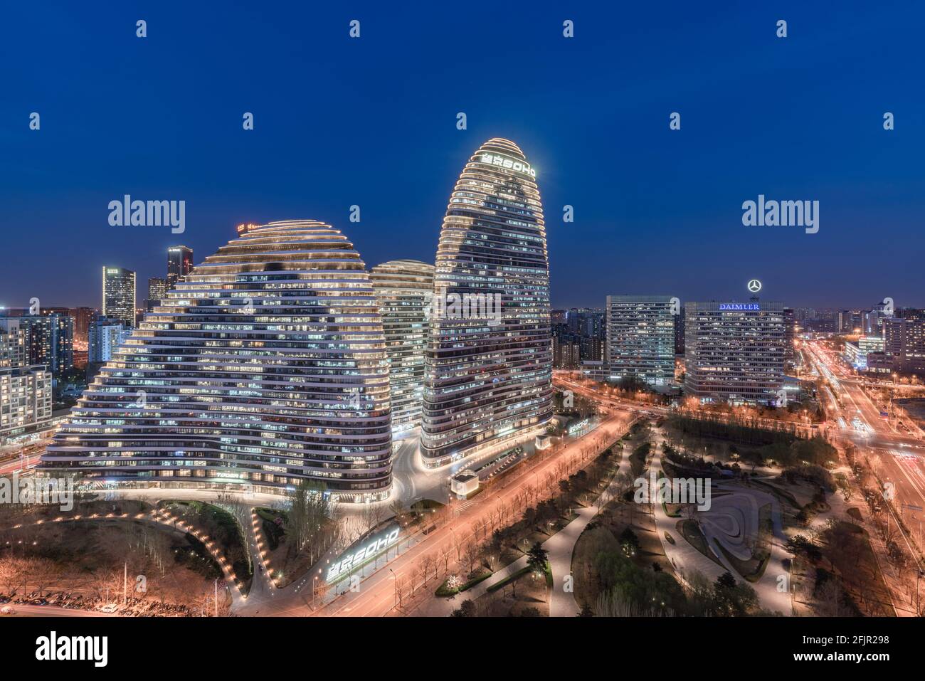Luftaufnahme von Wangjing Soho bei Nacht, einem berühmten Wahrzeichen der Stadt peking, entworfen von Zaha Hadid Stockfoto