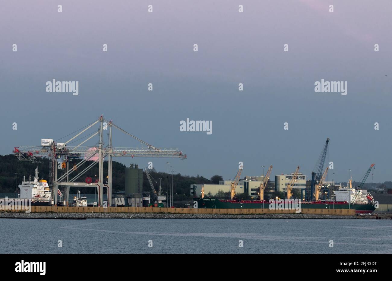 Ringaskiddy, Cork, Irland. April 2021. Ein super voller Pink Moon steigt hinter den Portalkranen am neuen Tiefwasserterminal Port of Cork in Ringaskiddy, Co. Cork, Irland, herab. - Credit; David Creedon / Alamy Live News Stockfoto