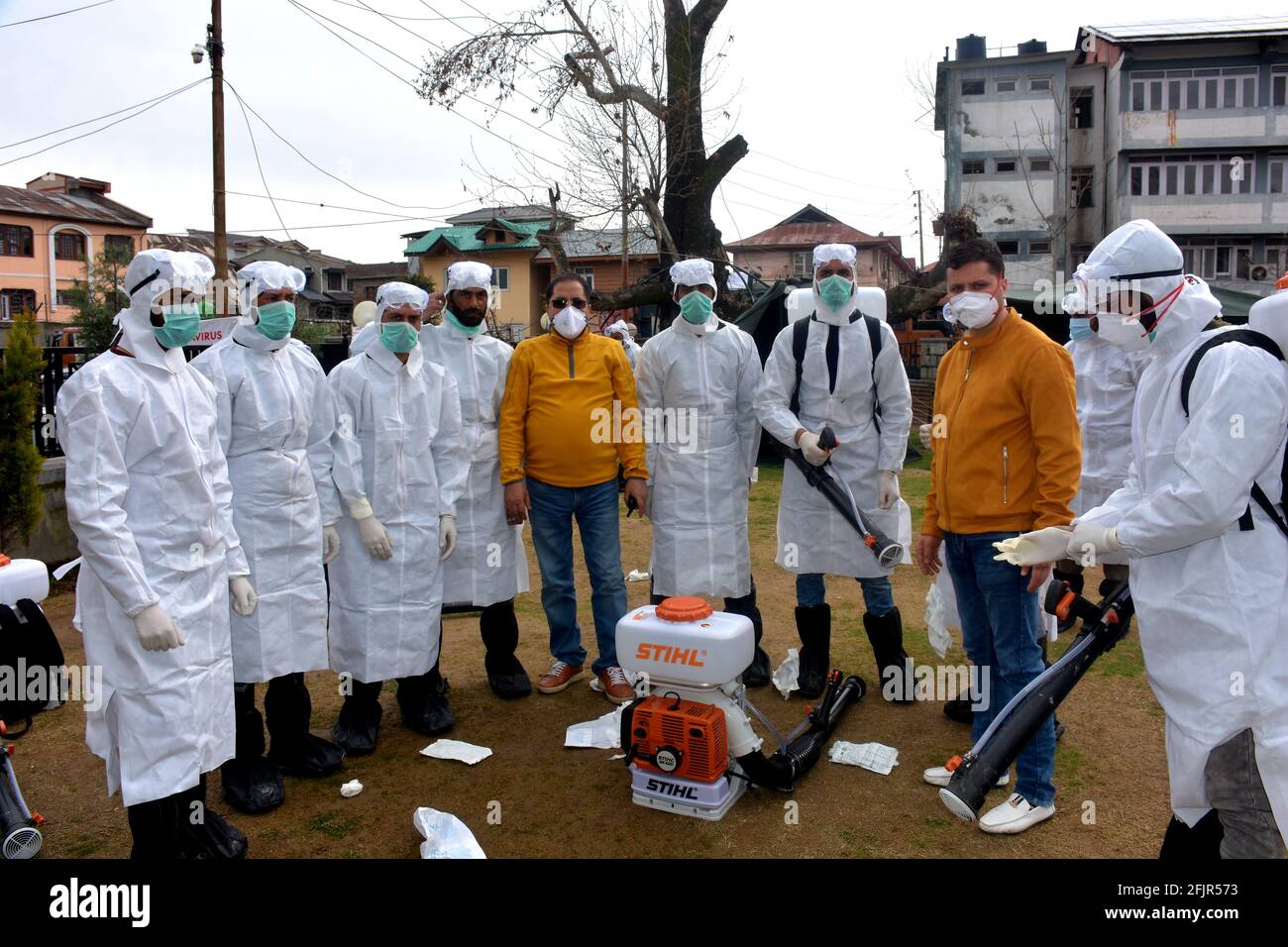 Srinagar, Jammu und kaschmir Indien 07. August 2020. Tapfere Männer covid Helden Sanitizing srinagar Stadt. Das Tragen von Kits und die Durchführung von Sicherheitsmaßnahmen sind in Sop d Stockfoto