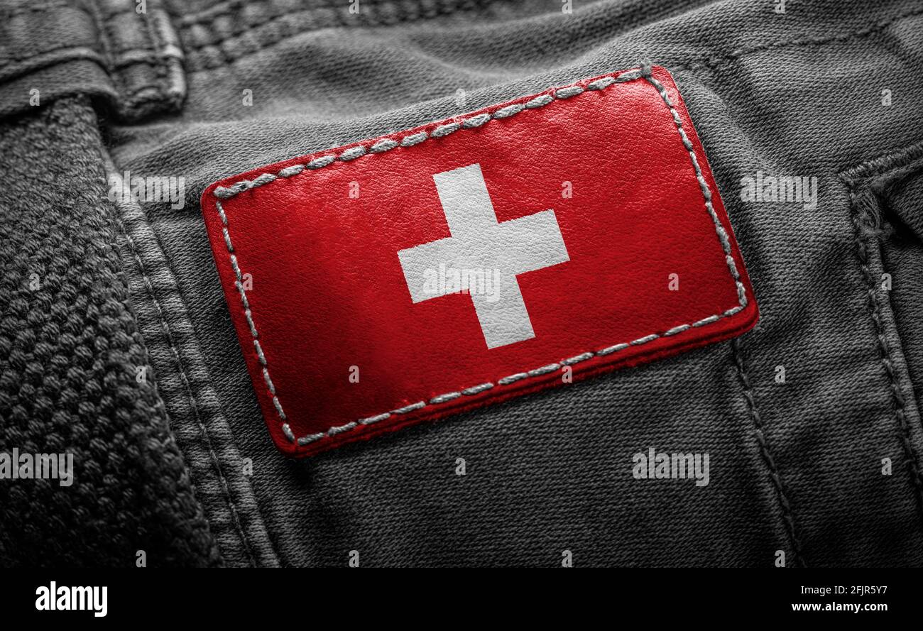 Anhänger auf dunkler Kleidung in Form der Flagge Der Schweiz  Stockfotografie - Alamy