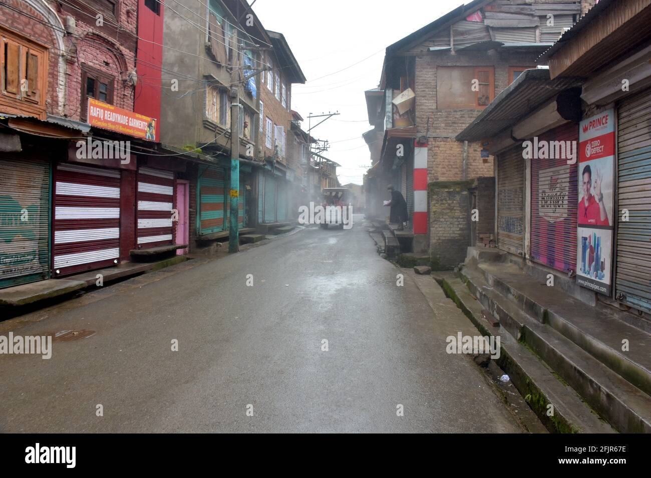 Srinagar, Jammu und kaschmir Indien 07. August 2020. Begasung von Straßen und Häusern durch Kit tragen Männer Krieger Sanitisierung und auch Teile von srinagar c Stockfoto