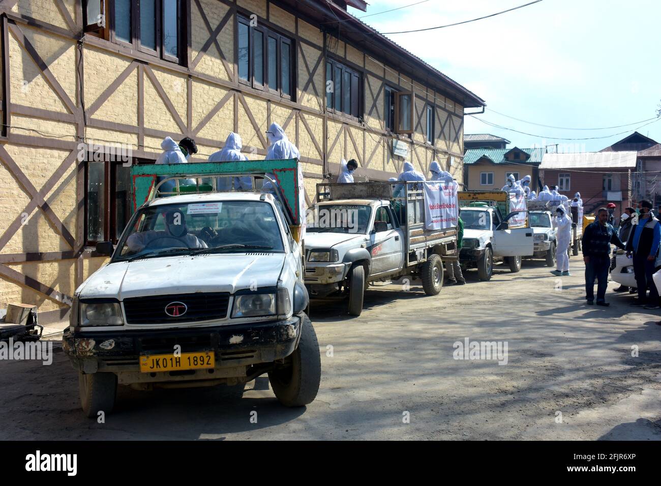 Srinagar, Jammu und kaschmir Indien 07. August 2020. Kleine und große Fahrzeuge sanieren Städte und Straßen während der Coronavirus-Sperre. Männer gekleidete Trikots ar Stockfoto