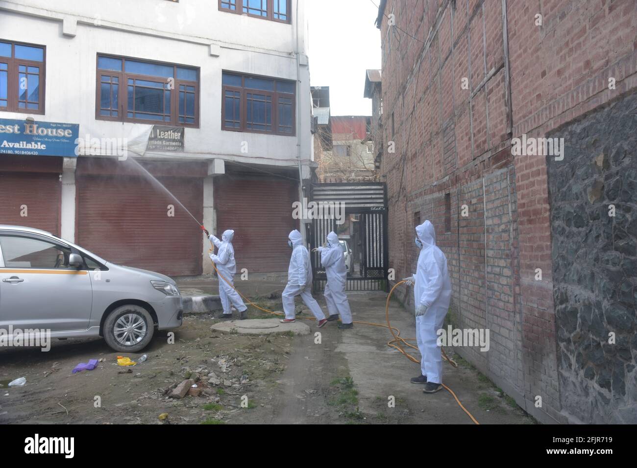 Srinagar, Jammu und kaschmir Indien 07. August 2020. Kleine und große Fahrzeuge sanieren Städte und Straßen während der Coronavirus-Sperre. Männer gekleidete Trikots ar Stockfoto