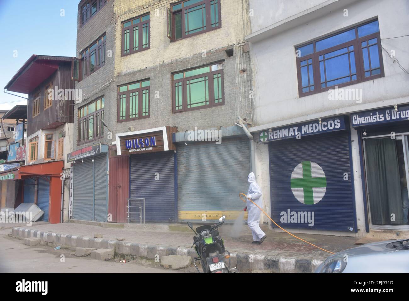 Srinagar, Jammu und kaschmir Indien 07. August 2020. Kleine und große Fahrzeuge sanieren Städte und Straßen während der Coronavirus-Sperre. Männer gekleidete Trikots ar Stockfoto