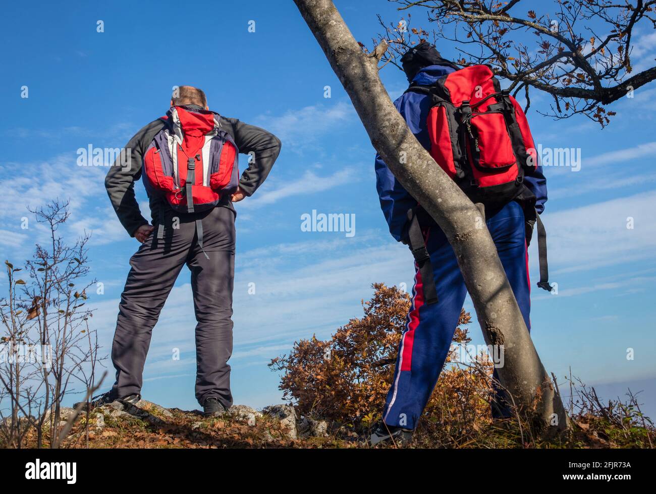 Zwei Wanderer genießen einen Blick von der Spitze eines Berges. Stockfoto