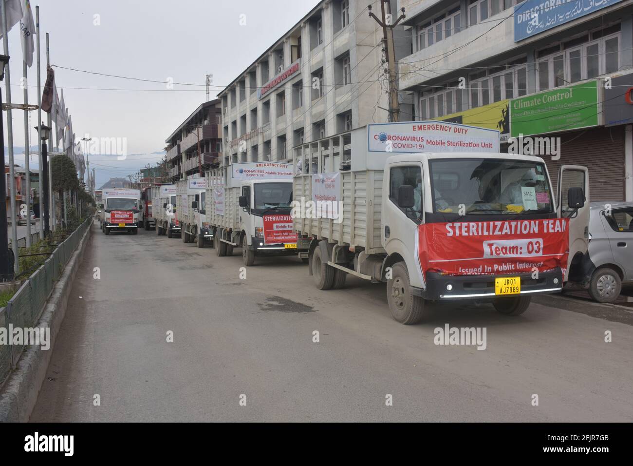 Srinagar, Jammu und kaschmir Indien 07. August 2020. Kleine und große Fahrzeuge sanieren Städte und Straßen während der Coronavirus-Sperre. Männer gekleidete Trikots ar Stockfoto