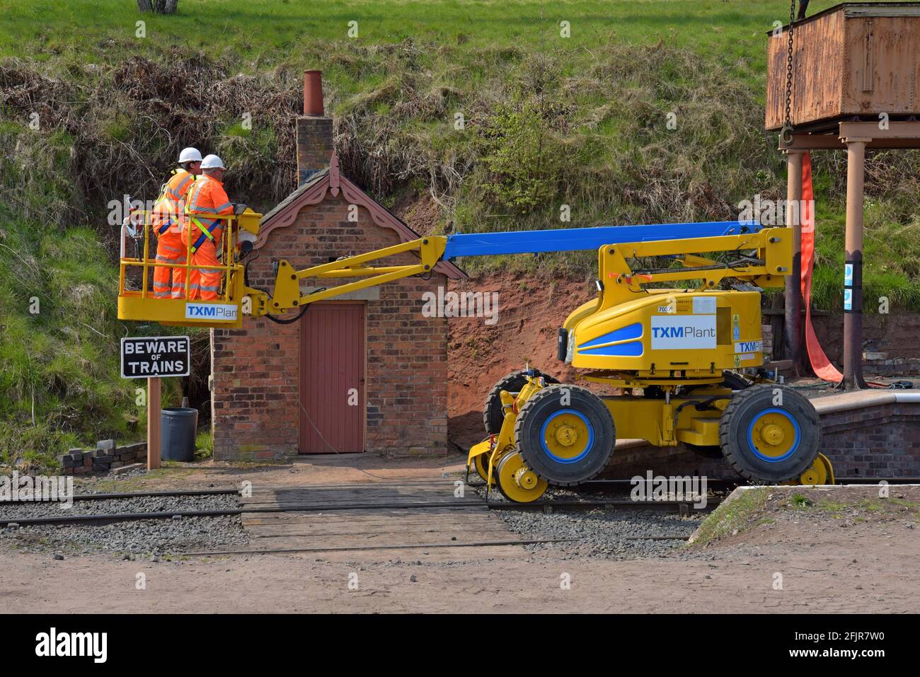 Severn Valley Railway freiwillige Eisenbahningenieure mit einer Schiene montiert Kirschpflücker für Ingenieurarbeiten an der historischen Eisenbahn Stockfoto