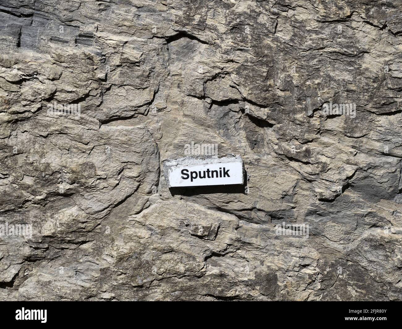 RECCO, ITALIEN - APRIL 26 2021 - Impfname auf Stein hinter der Kirche Sputnik Stockfoto