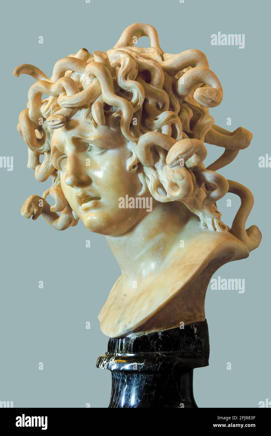 Rom, Italien - 30. Dez. 2012: Marmorskulptur der Medusa von Gian Lorenzo Bernini in den Kapitolinischen Museen, auf isoliertem Hintergrund mit Zuschneideweg. Stockfoto