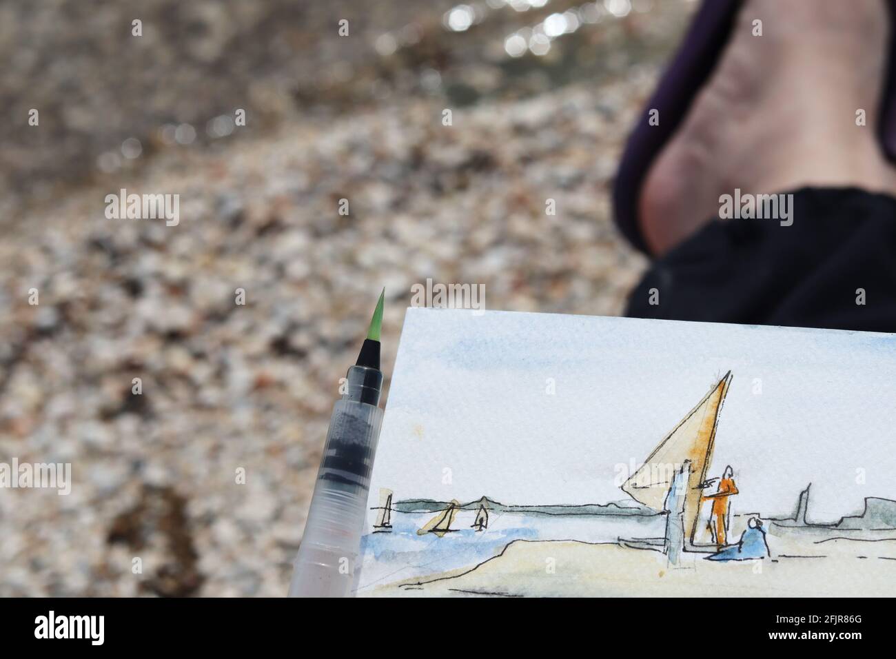 Seezeichnung in Aquarell. Künstler Malerei Landschaft Open Air am Strand. Selektiver Fokus. Hochwertige Fotos Stockfoto