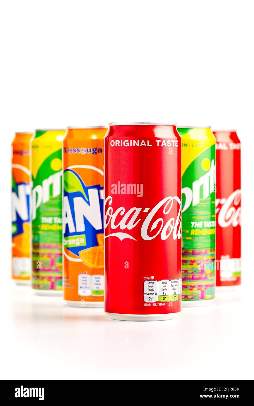 Tallinn, Estland - 24.04.21: Coca-Cola, Sprite und Fanta brandneue Metalldosen isoliert auf Weiß. Die Coca-Cola Company produzierte Getränke Stockfoto