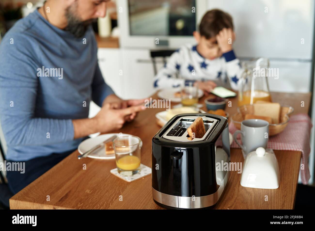 Nahaufnahme eines Mannes, der beim Frühstück anrief Stockfoto