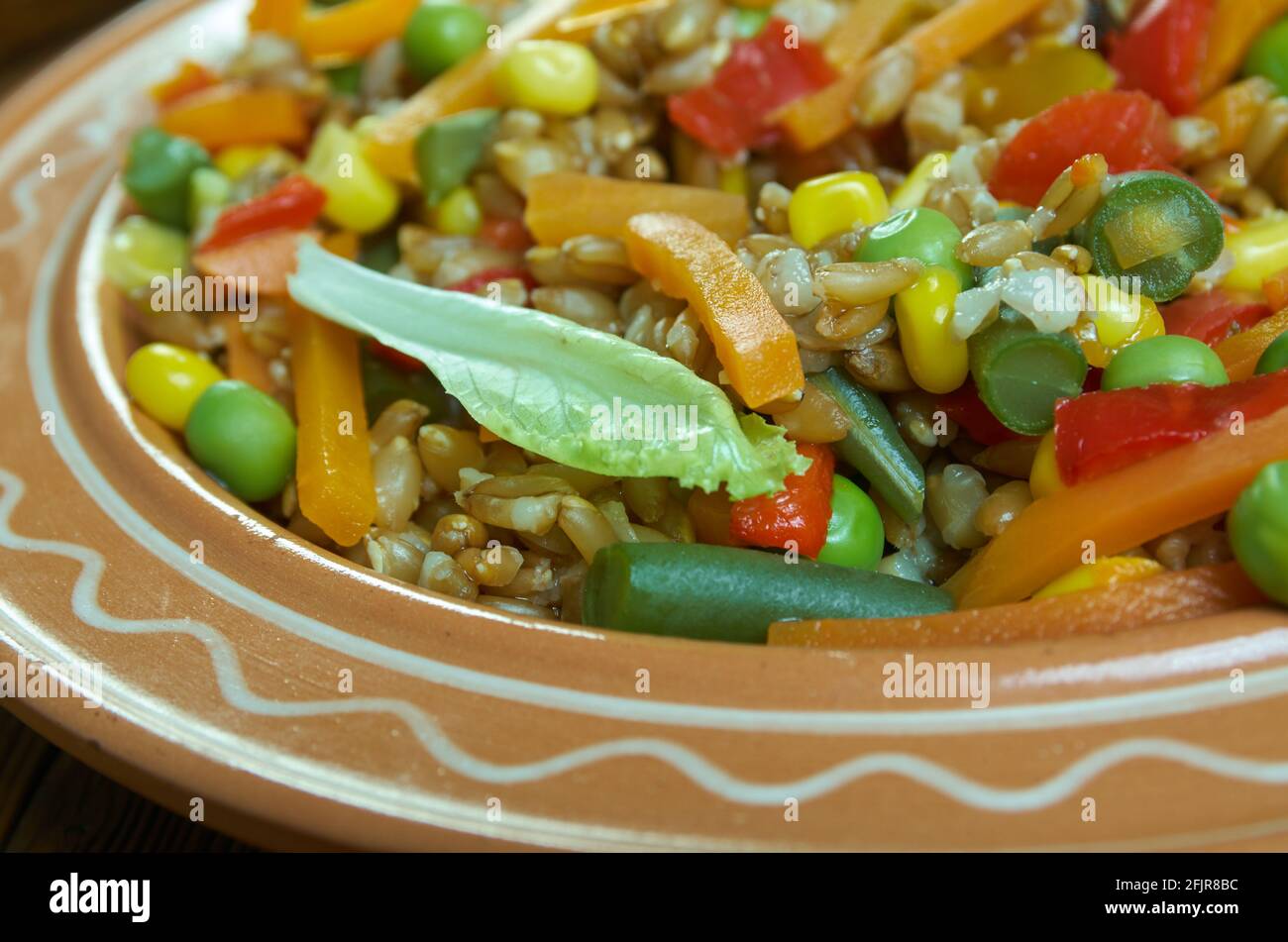 Piatto di farro: Italienischer Salat mit Dinkel und Gemüse Stockfoto