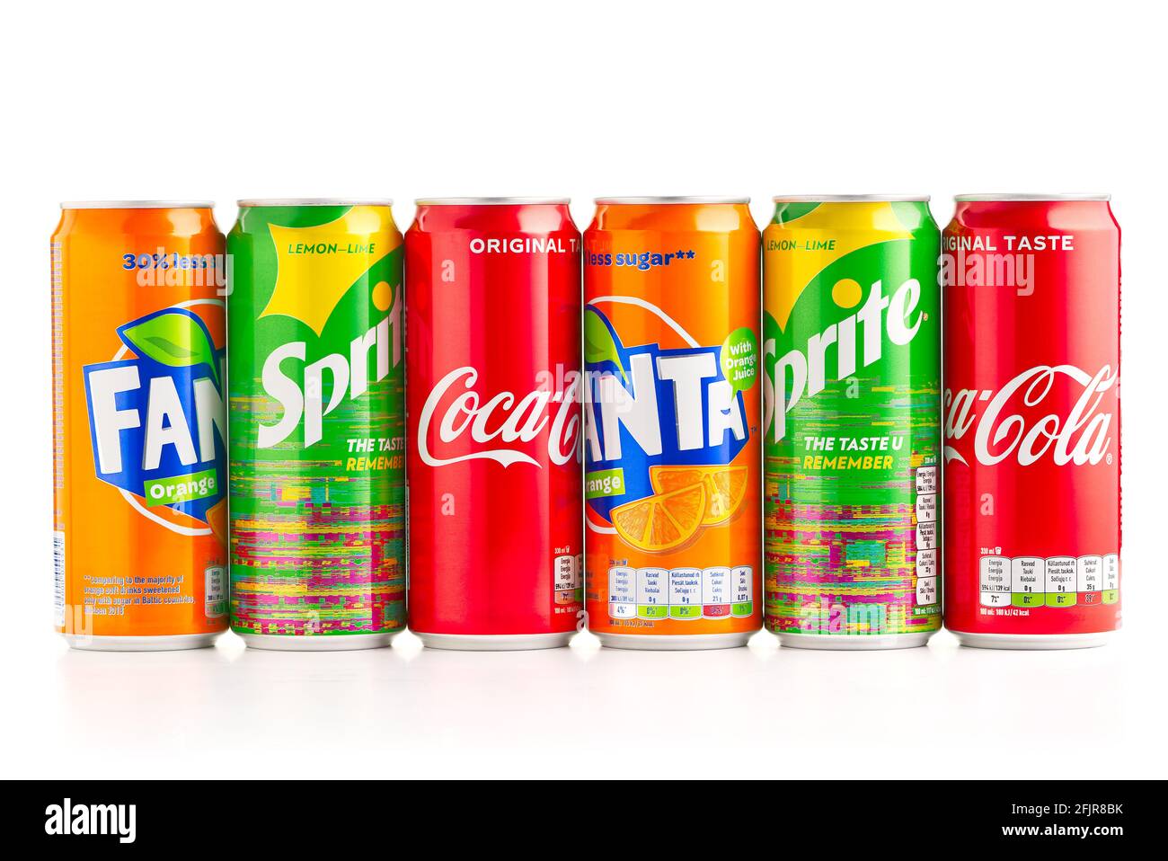 Tallinn, Estland - 24.04.21: Coca-Cola, Sprite und Fanta brandneue Metalldosen isoliert auf Weiß. Die Coca-Cola Company produzierte Getränke Stockfoto