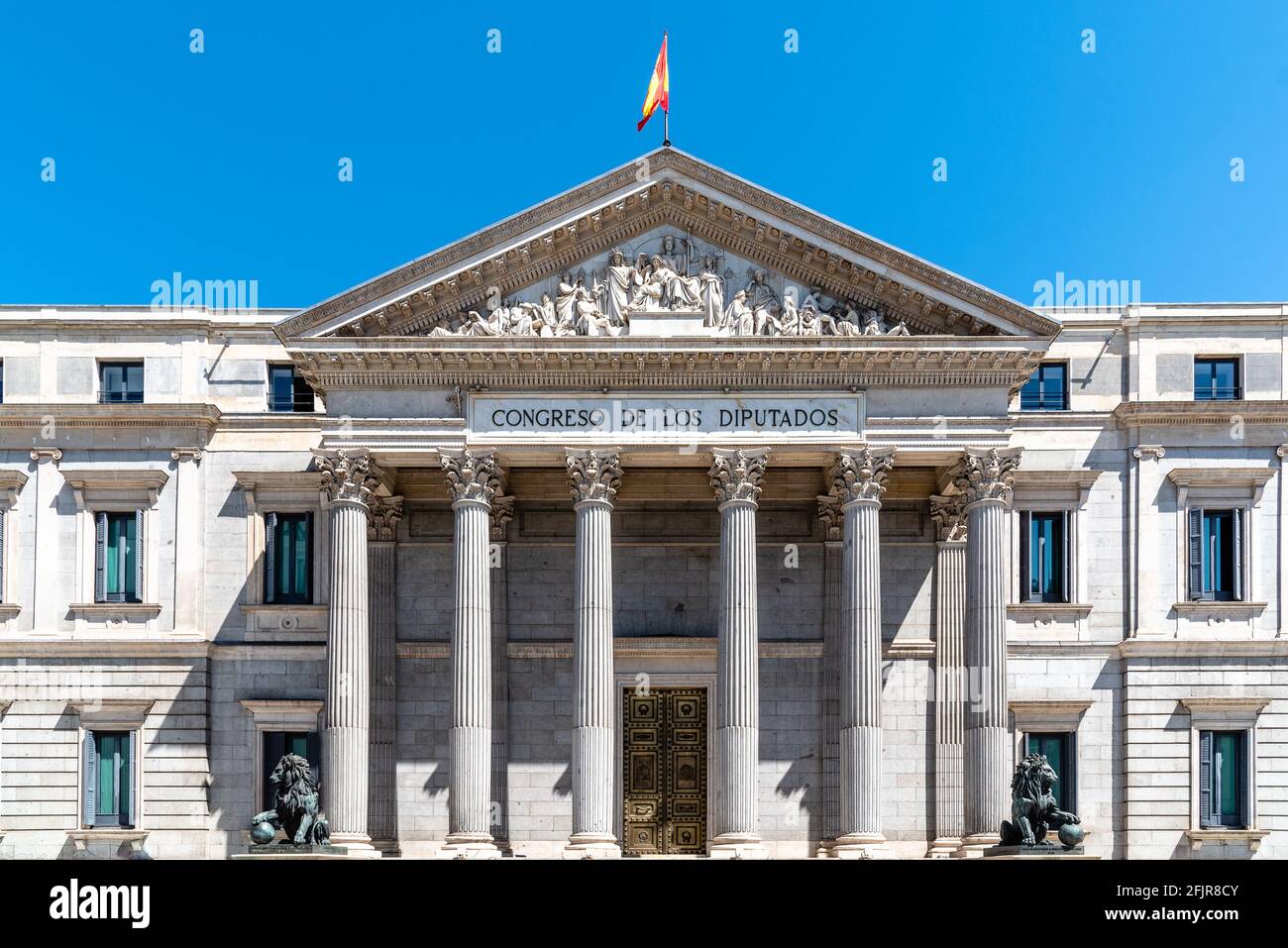 Kongress der spanischen Abgeordneten in Carrera von San Jeronimo in Madrid. Hauptfassade. Auch bekannt als Las Cortes ist der Sitz des spanischen Parlaments Stockfoto