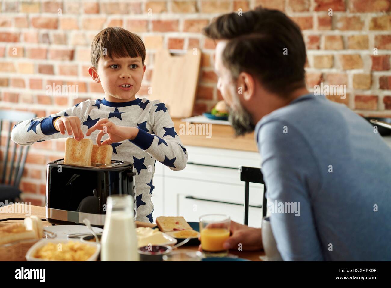 Vater und Sohn frühstücken am Morgen Stockfoto