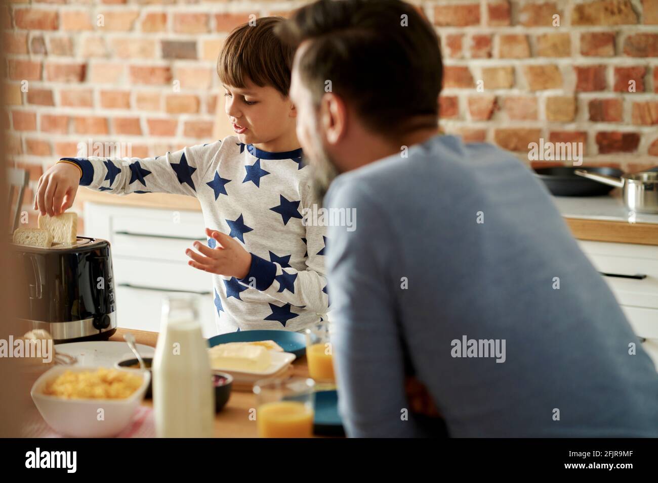 Junge bereitet Toast zum Frühstück vor Stockfoto