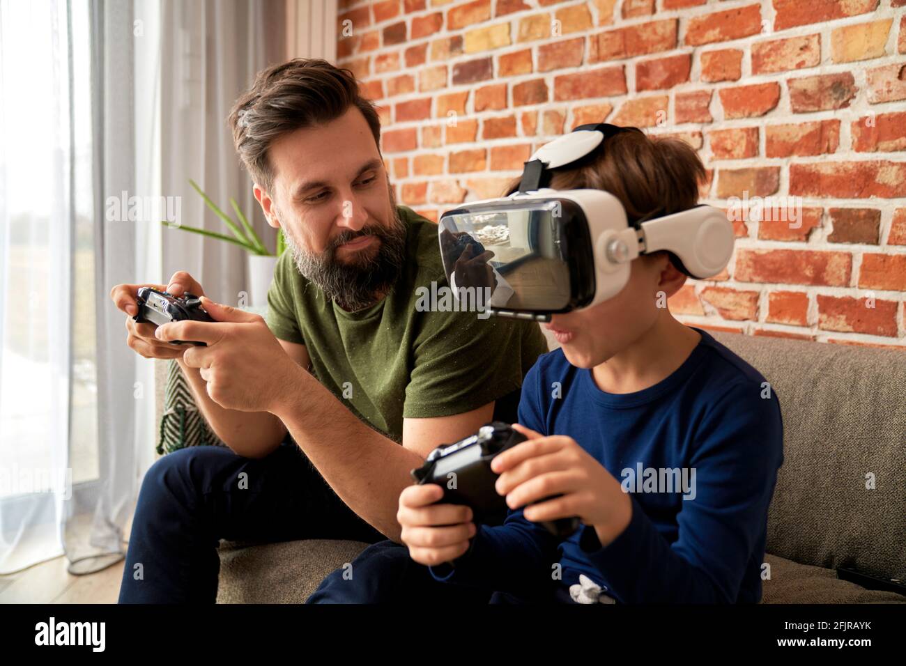 Vater und Sohn verbringen Zeit zusammen und spielen Videospiel Stockfoto