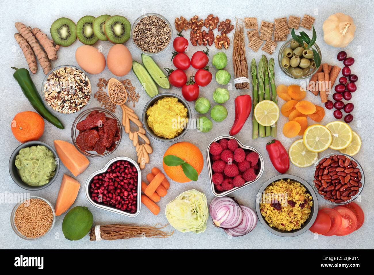 Gesunde Lebensmittel mit Obst, Gemüse, Getreide, Getreide, Milchprodukten, Kräuter, Gewürze und Dips reich an Eiweiß, Omega 3, Anthocyane, Antioxidantien. Stockfoto