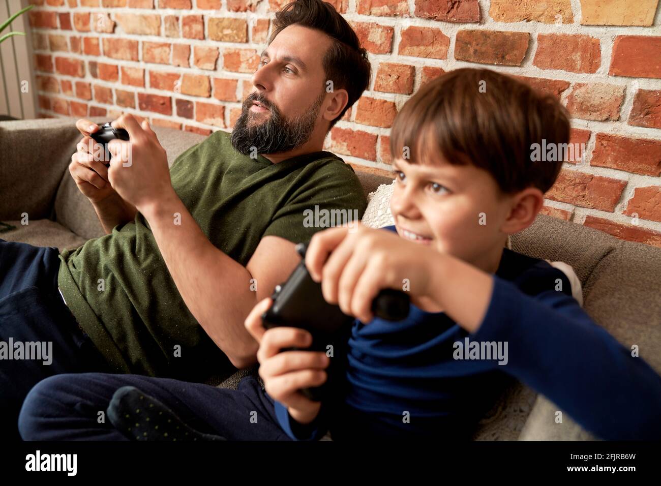 Vater und Sohn haben Spaß beim Spielen zu Hause Stockfoto