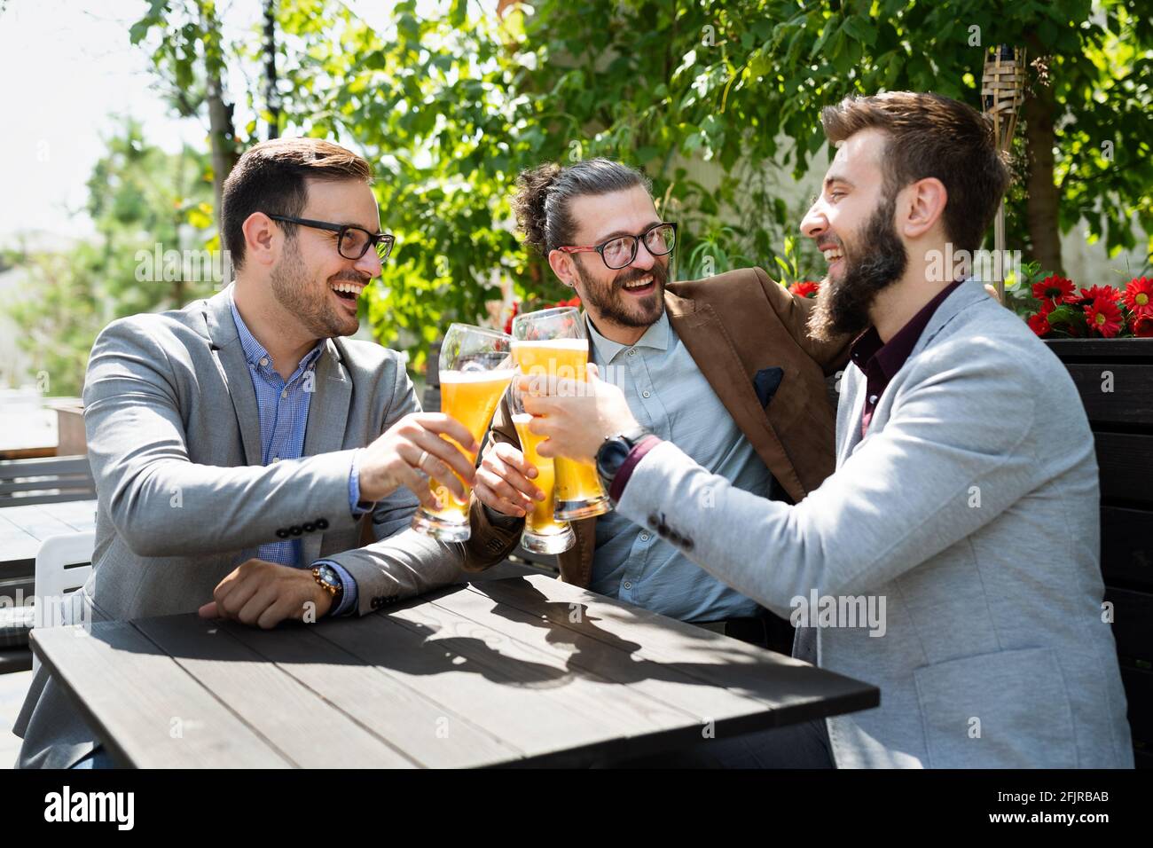 Freizeit, Freundschaft Pub-Konzept. Fröhliche Männerfreunde trinken Bier und Klopfen in der Bar oder im Pub Stockfoto