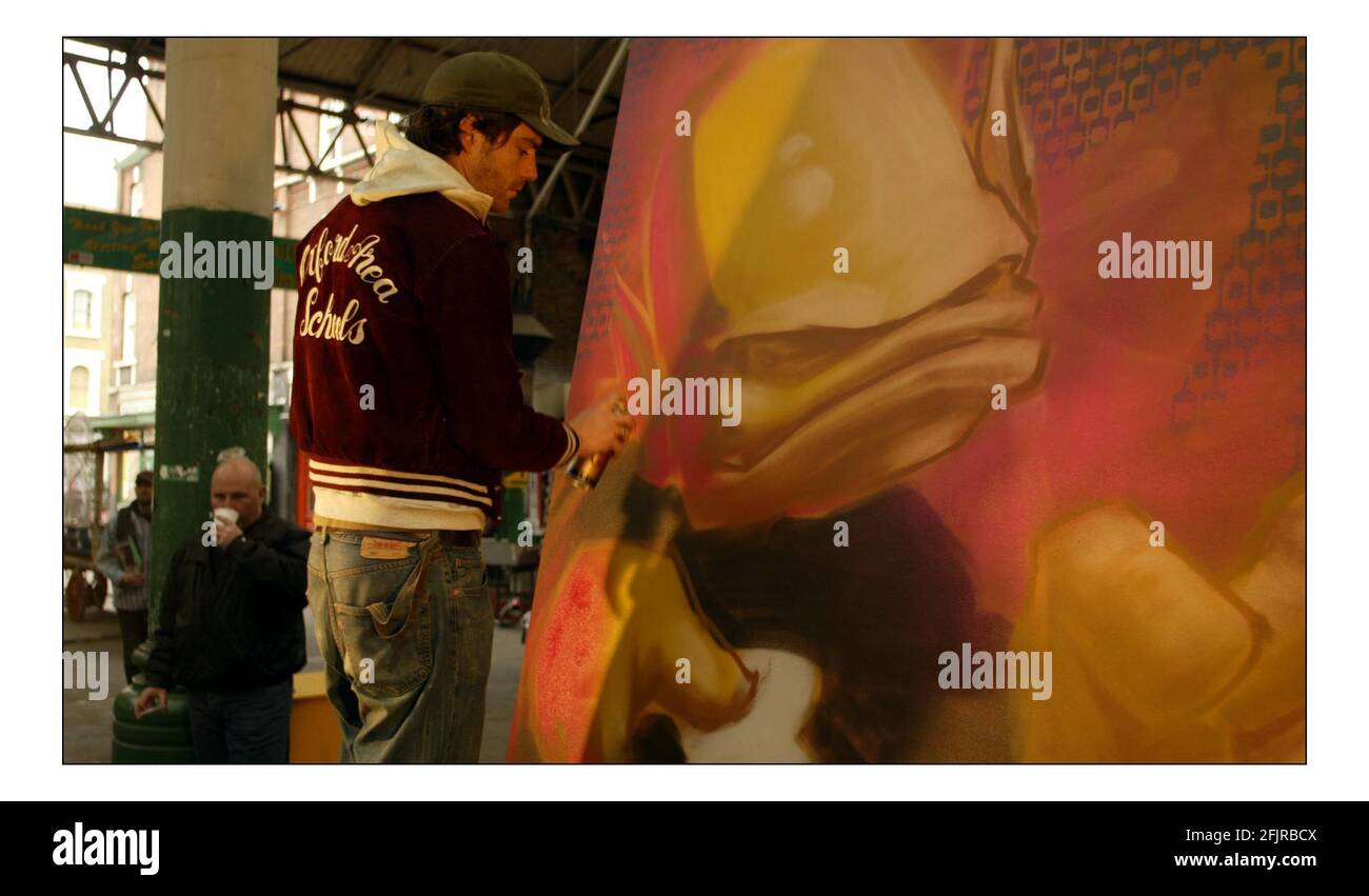 'Reso' - der gebürtige Franzose trat bei der Art Rat am Spitalsfield Market in London auf - eine landesweite Suche nach aufstrebenden Urban Artists und Designern durch den Samsung Fun Club. Die Gewinnerentwürfe stehen zum Download als Handy Wallpaper zur Verfügung.PR Zac auf Shine 07979 691 418 oder 0207 553 3748 pic David Sandison 27/10/2004 Stockfoto