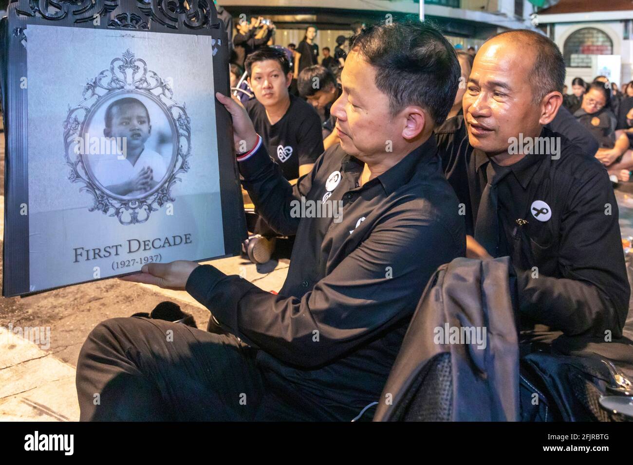 Trauernde mit Foto bei der Beerdigung von König Bhumibol Adulyadej, Bangkok, Thailand Stockfoto
