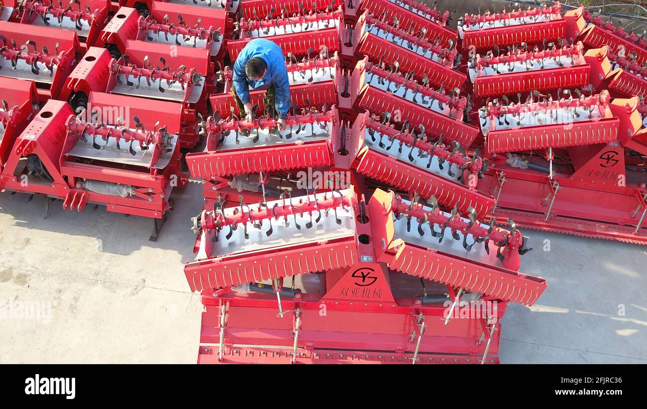 Lianyungang, China. April 2021. Die Rotary-Kultivatoren verkaufen sich gut während des Frühjahrs-Pflügens in Lianyungang, Jiangsu, China, am 25. April 2021.(Foto: TPG/cnsphotos) Quelle: TopPhoto/Alamy Live News Stockfoto