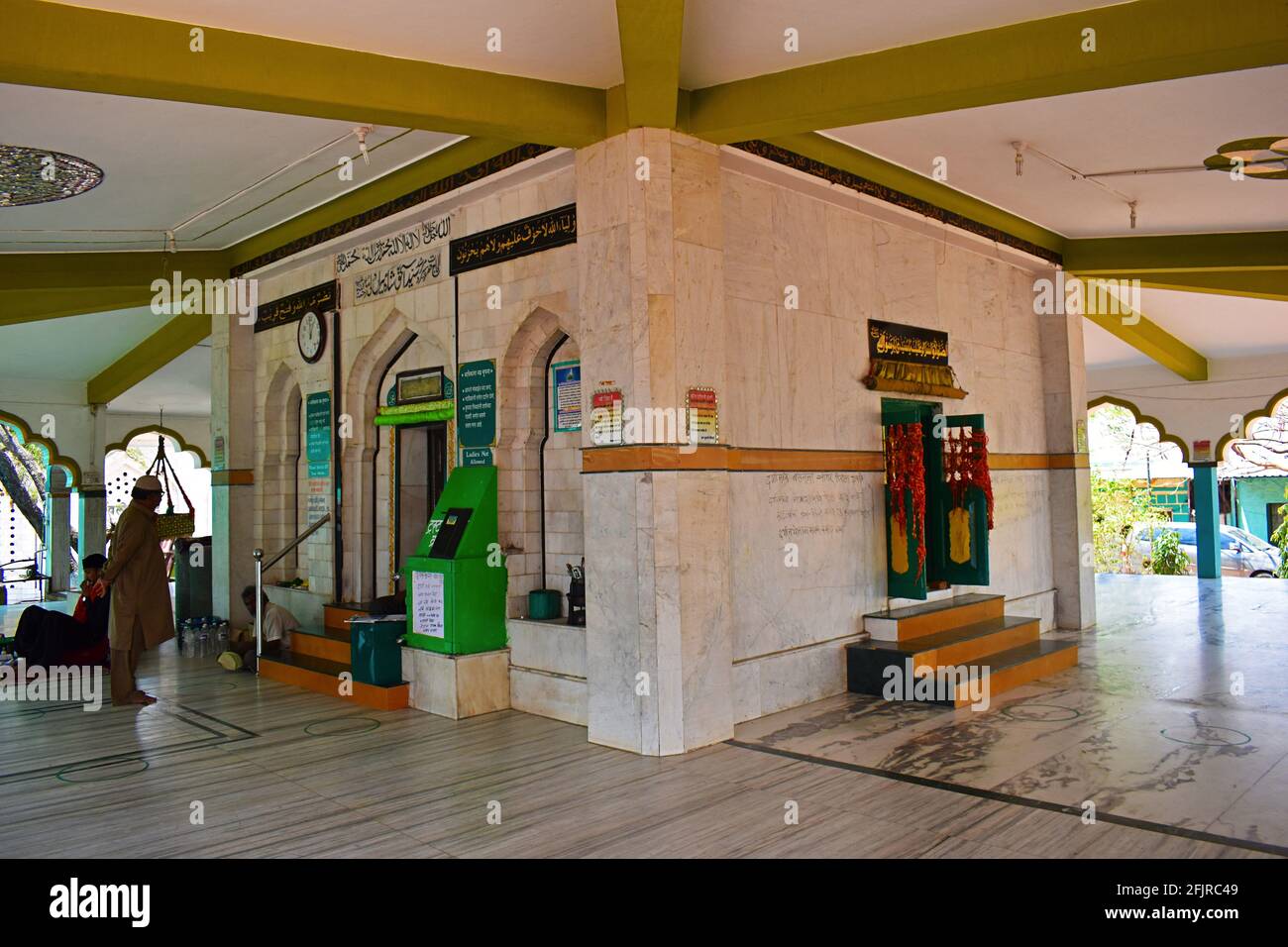 Hall of Hazrat Mira Wali Baba Dargah, Pahad, Ahmednagar, Maharashtra, Indien. Stockfoto