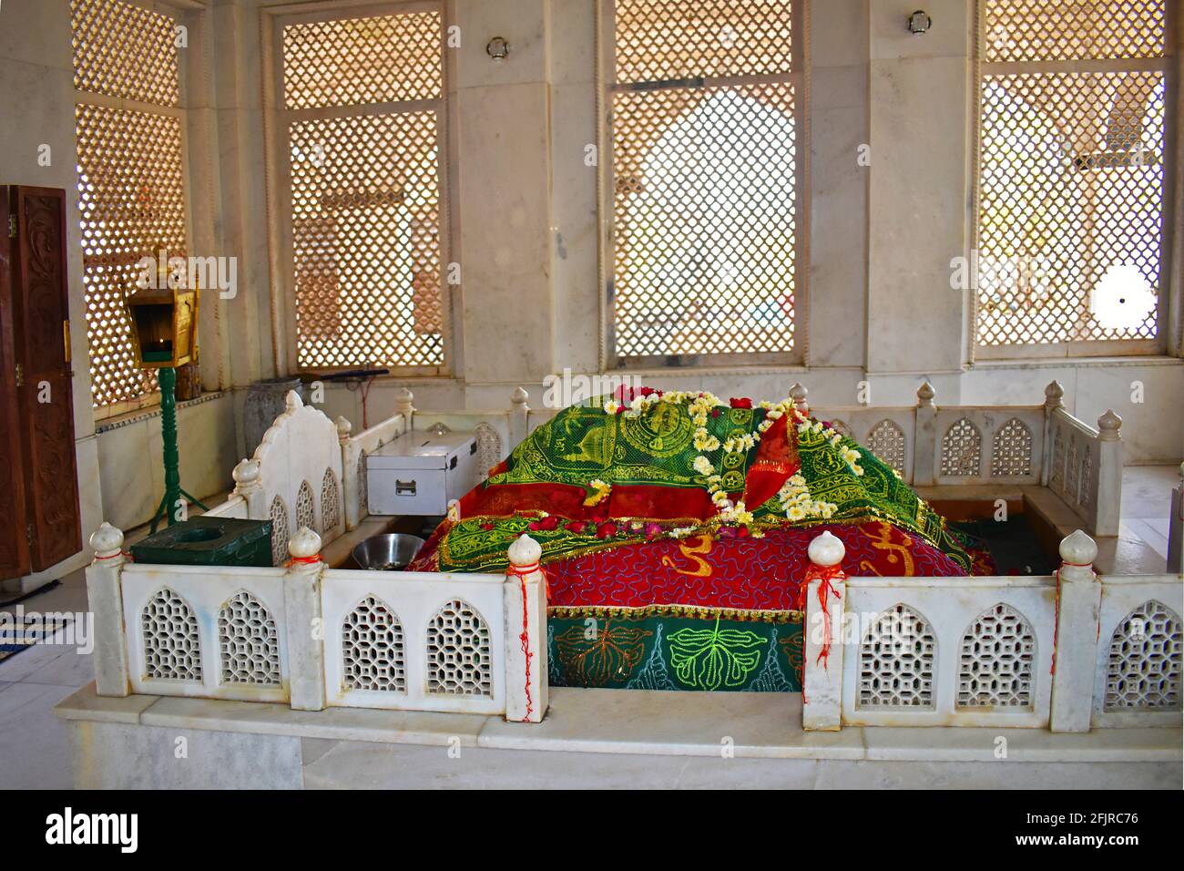 Grab von Hazrat Sayyed Zainul Abeddin in Mira Wali Baba Dargah, Pahad, Ahmednagar. Stockfoto