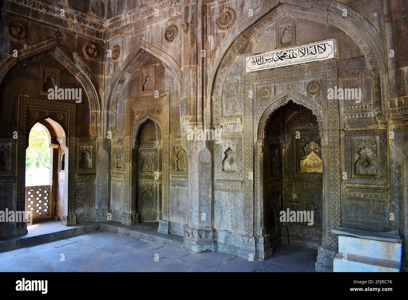 Stein geschnitzte Bögen der Haupthalle von Damdi Masjid, eines der auffälligsten Stücke der historischen islamischen Architektur, Ahmednagar, Maharashtra, Indien. Stockfoto