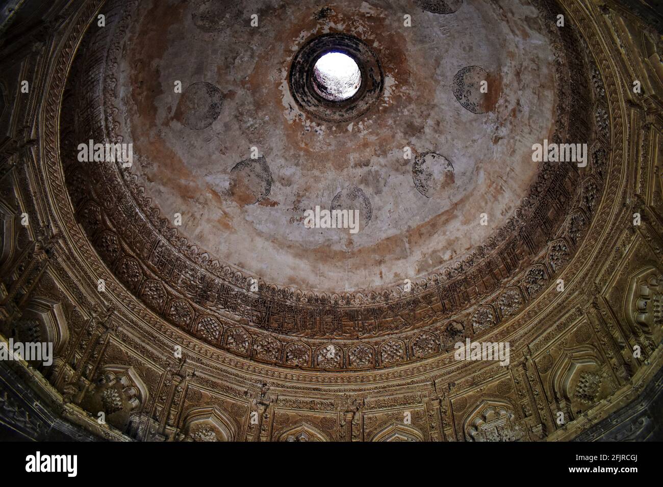 Arabische Kalligraphie auf Basaltsteinkuppel und Wand des Grabmals von Ahmed Nizam Shah in Bagh Rauza. Bagh Rauza ist ein kleiner Komplex, der das Grab von Ahmed beherbergt Stockfoto