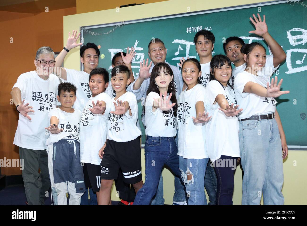 Taipeh. April 2021. Ella wirbt am 24. April 2021 in der Schule in Taipei, Taiwan, China für ihren neuen Film "Listen before you sing".(Foto by TPG) Quelle: TopPhoto/Alamy Live News Stockfoto