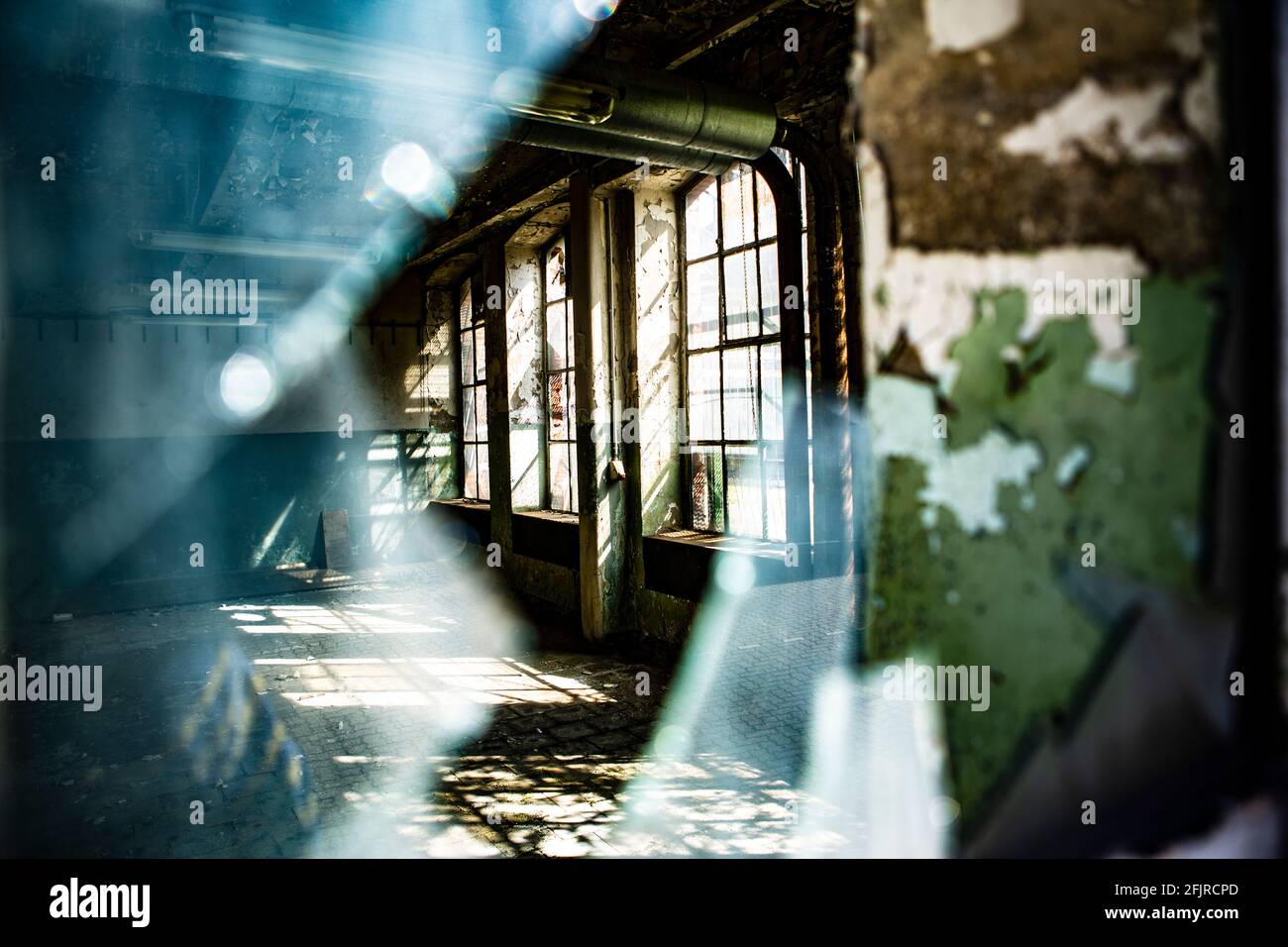 Blick in eine leere Fabrikhalle in Düsseldorf an der Königsberger Straße. Stockfoto