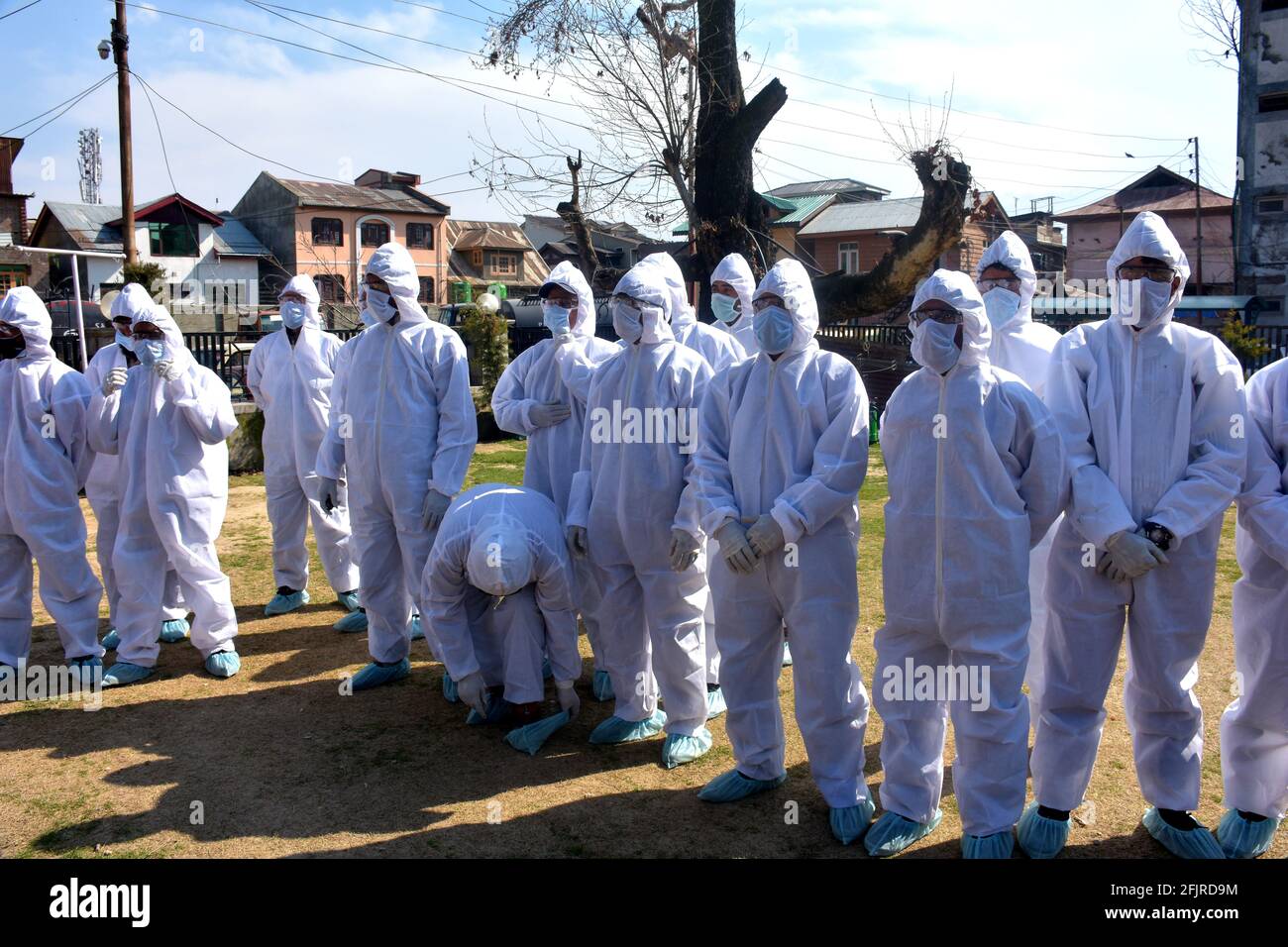 Srinagar, Jammu und kaschmir Indien 07. August 2020. White Kit trägt Frontkämpfer Krieger sind in einer einzigen Linie und bereit, gegen Coronavirus zu kämpfen Stockfoto