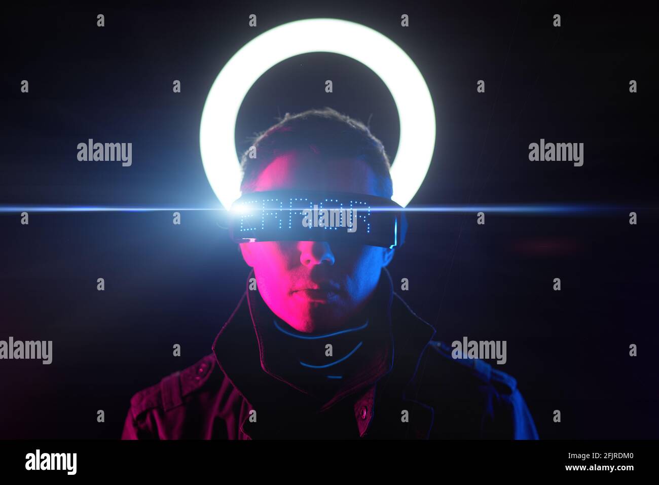 Cyberpunk-Porträt des Mannes in futuristischem Kostüm. Konzept von Augmented und Virtual Reality, Spiel, Zukunftstechnologie. Stockfoto