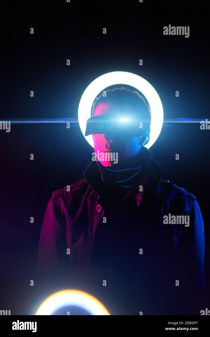 Cyberpunk-Porträt des Mannes in futuristischem Kostüm. Konzept von Augmented und Virtual Reality, Spiel, Zukunftstechnologie. Stockfoto