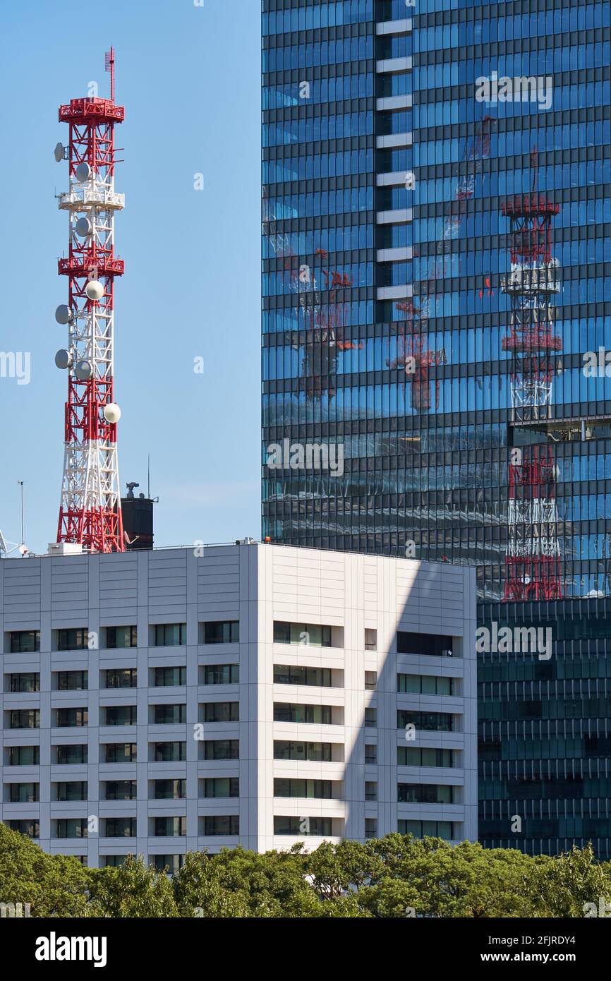 Der Blick auf moderne Glasgebäude mit Spiegelung des Repeaters. Marunouchi Bezirk von Tokio. Japan Stockfoto