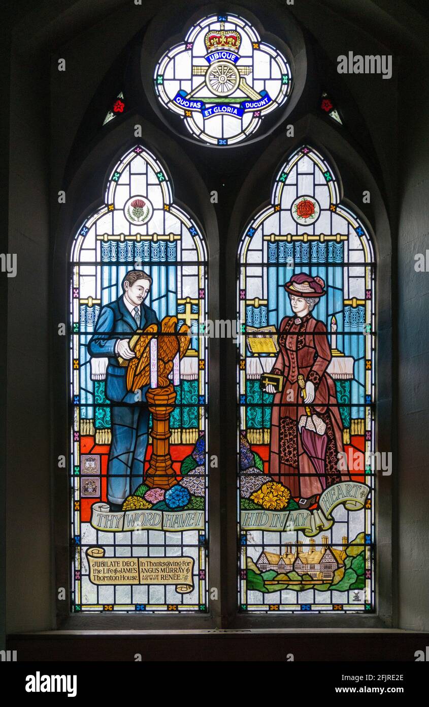 Modernes Buntglasfenster in der Pfarrkirche All Saints, Thornton Hough, Wirral, Großbritannien; William Davies Studio, Irby, 1997 Stockfoto
