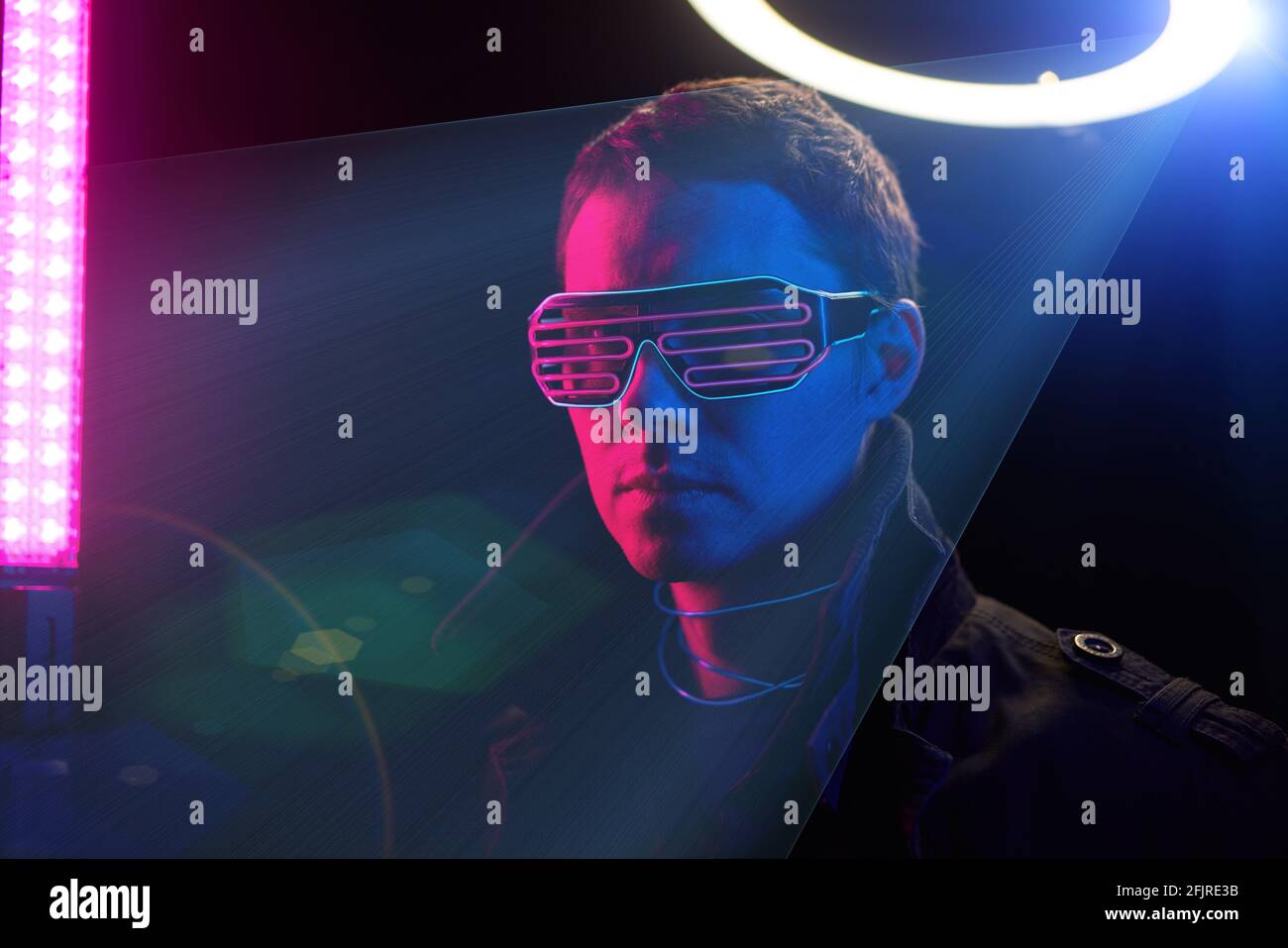 Cyberpunk-Porträt des Mannes in futuristischem Kostüm. Konzept von Augmented und Virtual Reality, Spiel, Zukunftstechnologie. Stockfoto