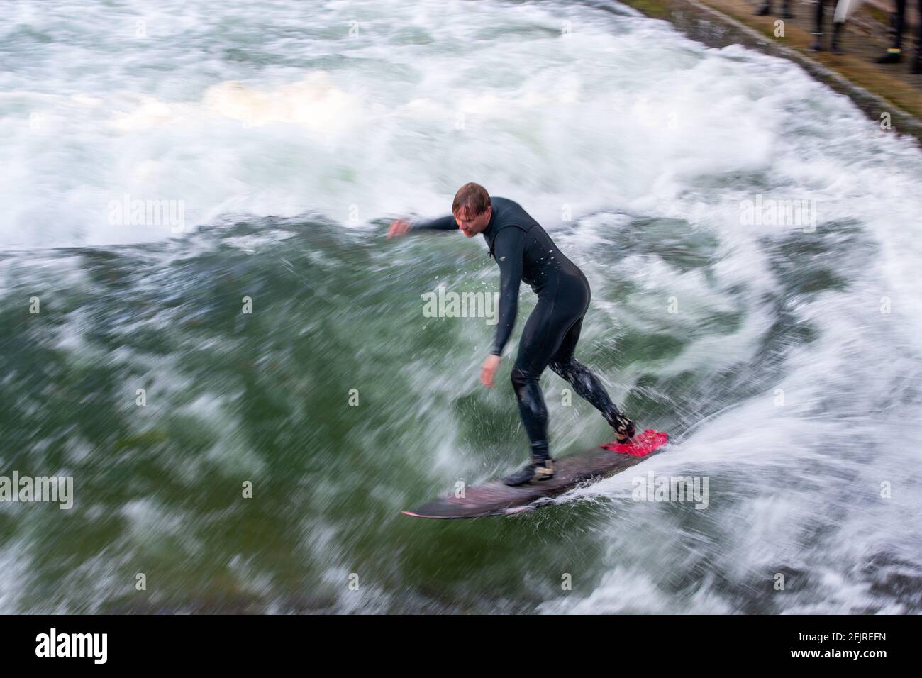 Surfer an der Eisbach Welle in München am Sonntag, den 25.4.2021 in München. - Surfer bei der Eisbachwelle am sonntag, 25 2021. April in München. (Foto: Alexander Pohl/Sipa USA) Quelle: SIPA USA/Alamy Live News Stockfoto